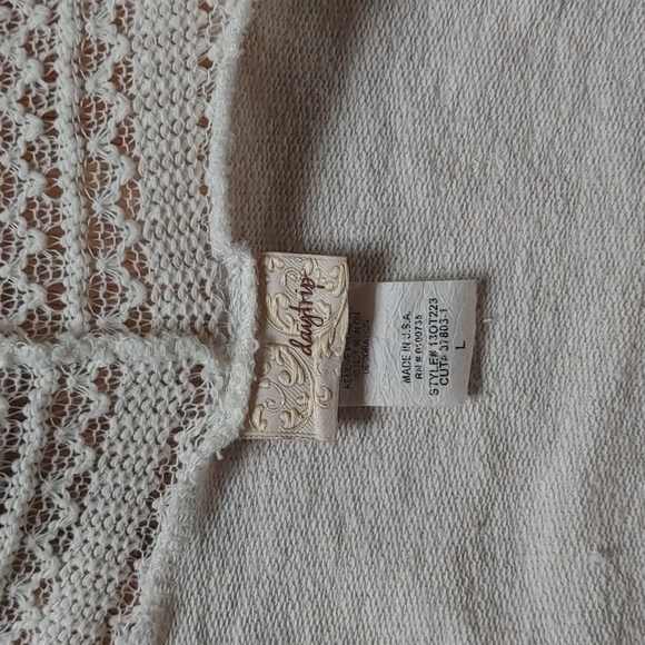 Daytrip. Women's Boho sleeveless crotcheted back Cardagian. Size large. - Picture 3 of 6